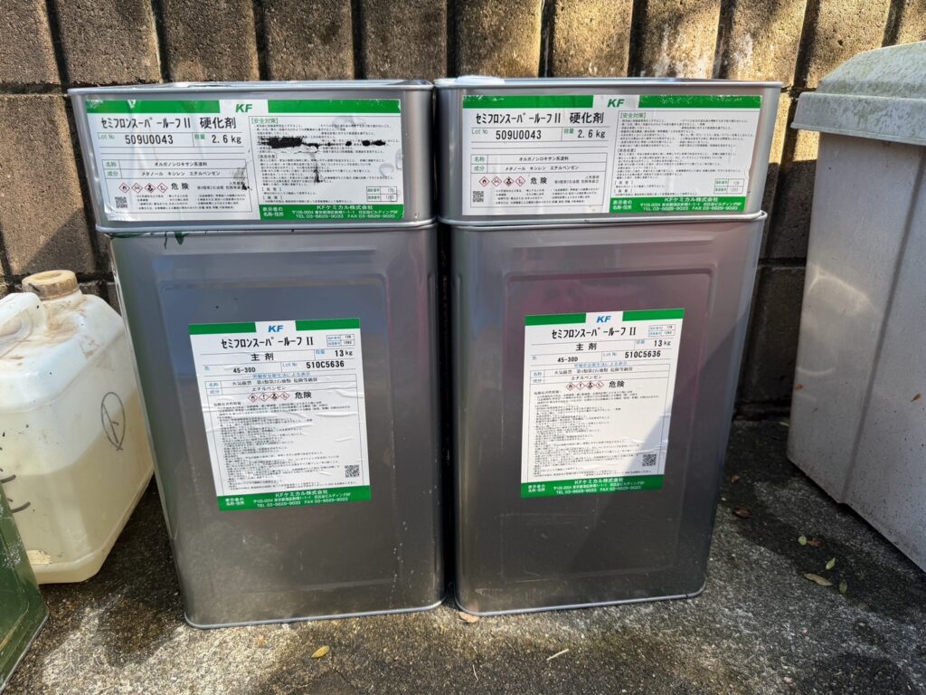 使用材料<br />
←屋根上塗り材料<br />
（油性2液無機塗料）